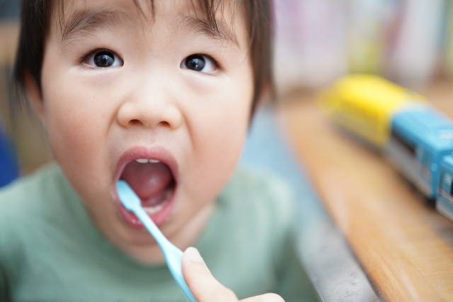 歯を磨いている子どもの写真